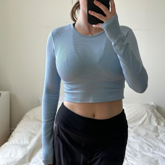 Light blue long sleeve athletic top - Picture 7 of 8